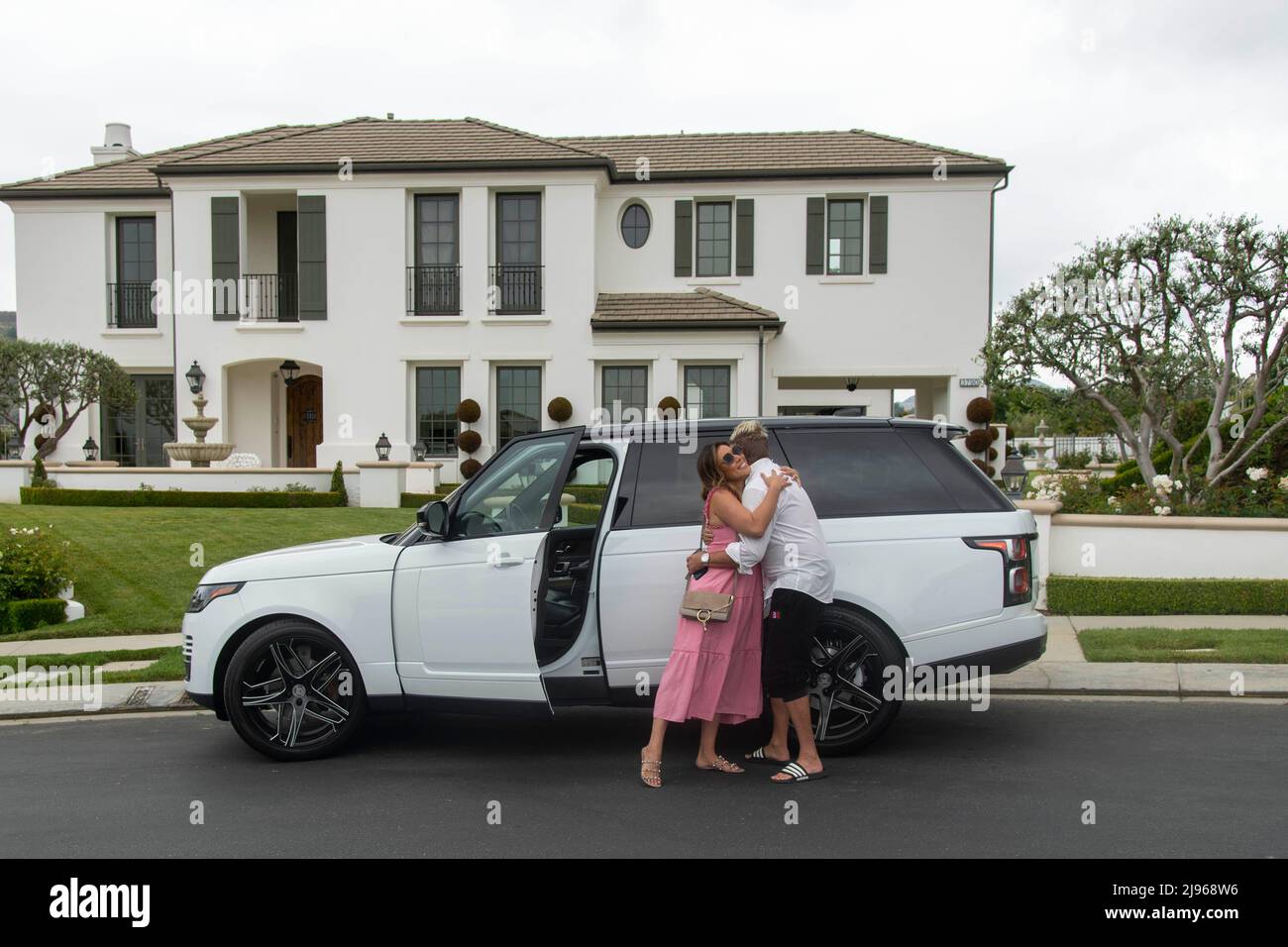 Calabasas, USA. 20.. Mai 2022. Die prominente CEO-Persönlichkeit Manna Kadar und Jim Jordan treffen am 20. Mai 2022 auf einem Privatgrundstück in Calabasas, CA, am Set ein.Quelle: Eugene Powers/Alamy Live News Stockfoto