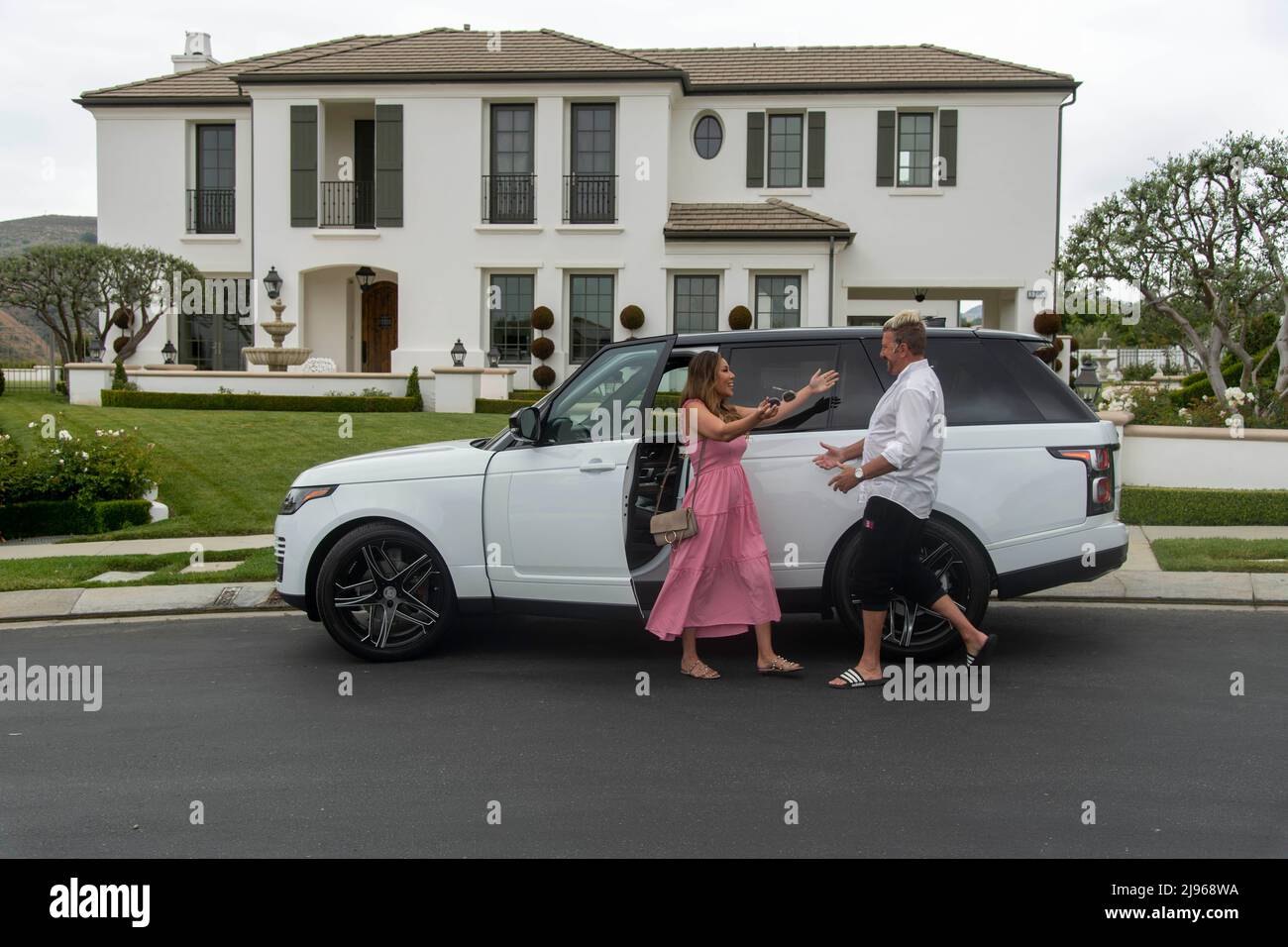 Calabasas, USA. 20.. Mai 2022. Die prominente CEO-Persönlichkeit Manna Kadar und Jim Jordan treffen am 20. Mai 2022 auf einem Privatgrundstück in Calabasas, CA, am Set ein.Quelle: Eugene Powers/Alamy Live News Stockfoto