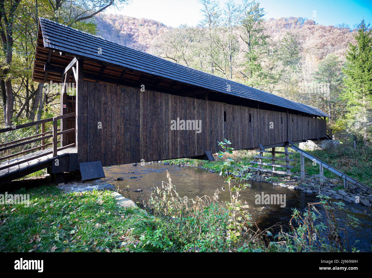 Überdachte Brücke auf dem Fluss Svratka, Prudka, Tschechische Republik Stockfoto