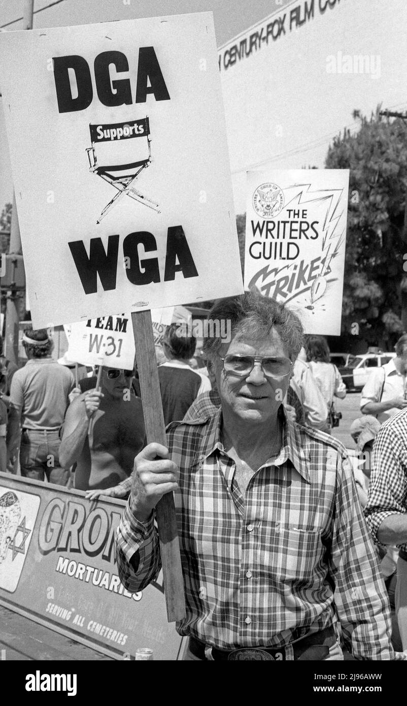 Der Schauspieler und Regisseur Jackie Cooper marschiert zur Unterstützung des Writers Guild Strike in Los Angeles, CA 1981 Stockfoto