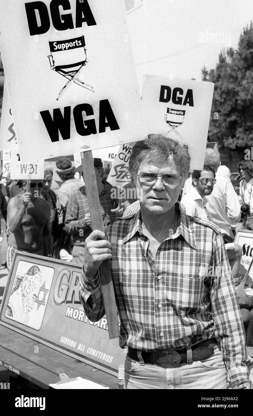Der Schauspieler und Regisseur Jackie Cooper marschiert zur Unterstützung des Writers Guild Strike in Los Angeles, CA, 1981, auf einem Streikposten Stockfoto