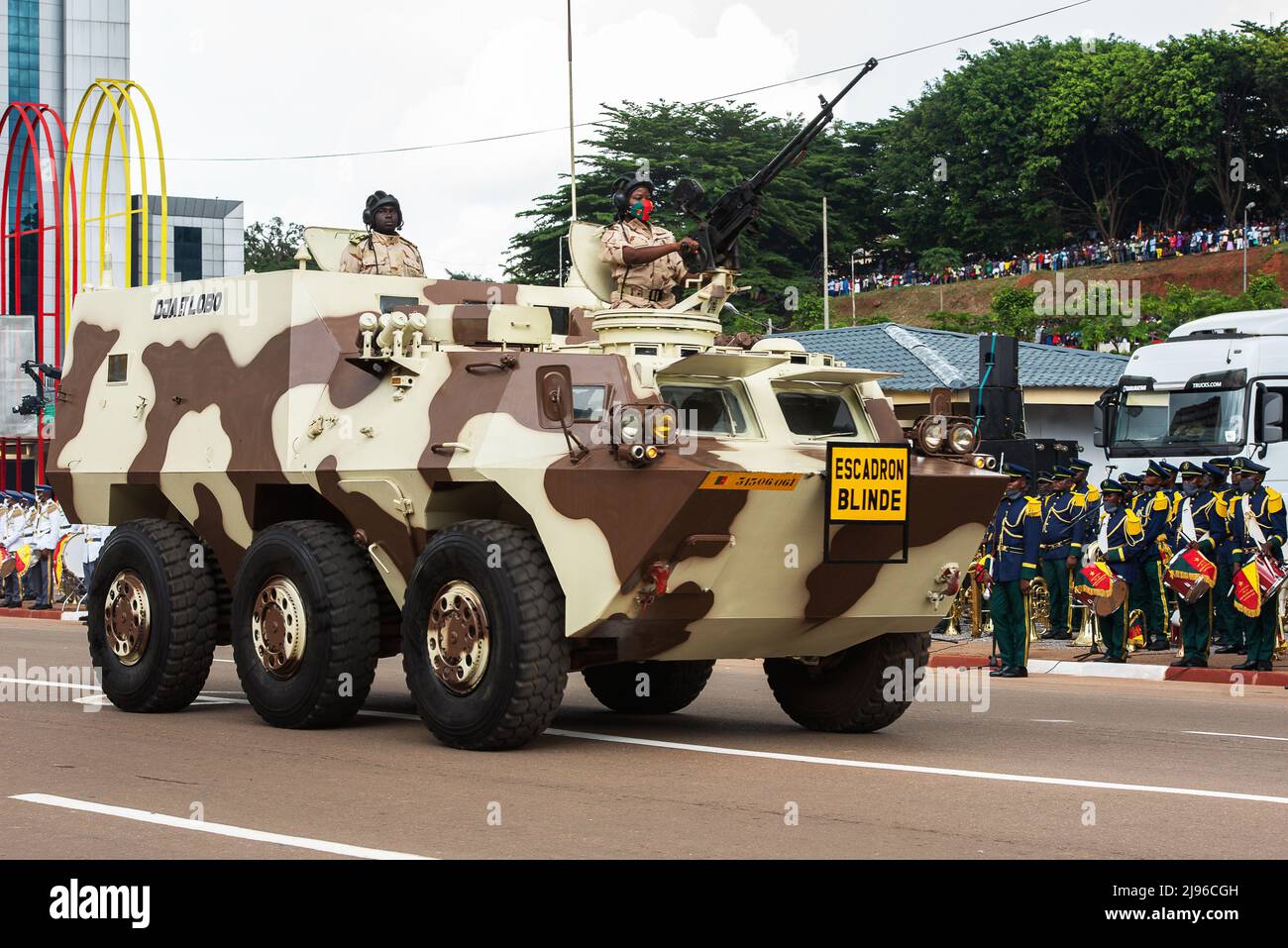 Yaounde, Kamerun. 20.. Mai 2022. Ein Militärfahrzeug wird während einer Parade zum Nationalfeiertag am 20. Mai 2022 in Yaounde, Kamerun, gefahren. Kamerun feierte am Freitag den 50.. Jahrestag seines Nationalfeiertags mit einer militärischen und zivilen Parade zum ersten Mal seit der Entdeckung des ersten Coronavirus in der zentralafrikanischen Nation im März 2020. Quelle: Kepseus/Xinhua/Alamy Live News Stockfoto