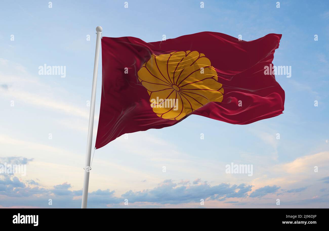 Offizielle Flagge des emeritierten Imperators, Japan bei bewölktem Himmel im Hintergrund bei Sonnenuntergang, Panoramablick. Japanisches Reise- und Patriot-Konzept. Platz für weit kopieren Stockfoto