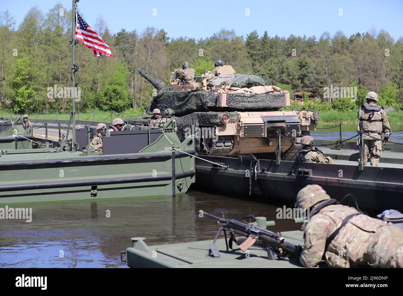 Soldaten der US-Armee, die dem Bataillon 1., dem Panzerregiment 66., dem Kampfteam der 3. Panzerbrigade 4., der Infanteriedivision, zugewiesen wurden, fahren einen Panzer der US-Armee M1A2 Abrams auf einer verbesserten Ribbon Bridge über den Narew River, um sich auf die bevorstehende Übung des Verteidigers Europa in Lomza, Polen, 18. Mai 2022, vorzubereiten. Defender Europe 22 ist eine Reihe von multinationalen Trainingsübungen der US-Armee in Europa und Afrika in Osteuropa. Die Übung zeigt die Fähigkeit der US-Armee Europa und Afrika, großangelegte Bodenkampfeinsätze in mehreren Theatern durchzuführen, um die NATO zu unterstützen. (USA Armee-Foto von SPC. De Stockfoto