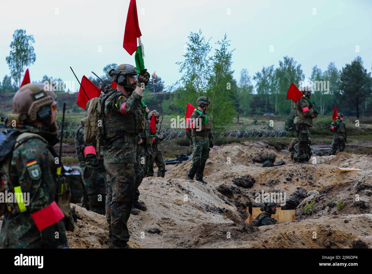 Deutsche Soldaten, die dem Panzergrenadier-Bataillon 212., der Panzerbrigade 21., der Panzerdivision 1., zugewiesen wurden, dienen als Sicherheitsbeamte während einer Live-Feuerübung im Rahmen von Defender Europe im Trainingsgebiet Oberlausitz, Deutschland, 17. Mai 2022. Defender Europe 22 ist eine Reihe von multinationalen Trainingsübungen der US-Armee in Europa und Afrika in Osteuropa. Die Übung zeigt die Fähigkeit der US-Armee Europa und Afrika, großangelegte Bodenkampfeinsätze in mehreren Theatern durchzuführen, um die NATO zu unterstützen. (USA Foto der Armee-Nationalgarde von Staff Sgt. Gabriel Rivera) Stockfoto