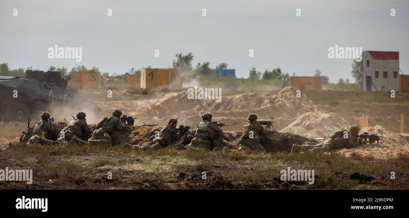 US-Soldaten im Bataillon 1., 8. Infanterie-Regiment, 3. Panzerbrigade-Kampfteam, 4. Infanterie-Division, Feuer auf Ziele während einer Live-Feuer-Übung Teil von Defender Europe auf Oberlausitz Trainingsgebiet, Deutschland, 19. Mai 2022. Defender Europe 22 ist eine Reihe von multinationalen Trainingsübungen der US-Armee in Europa und Afrika in Osteuropa. Die Übung zeigt die Fähigkeit der US-Armee Europa und Afrika, großangelegte Bodenkampfeinsätze in mehreren Theatern durchzuführen, um die NATO zu unterstützen. (USA Foto der Armee-Nationalgarde von SPC. Hassani Ribera) Stockfoto