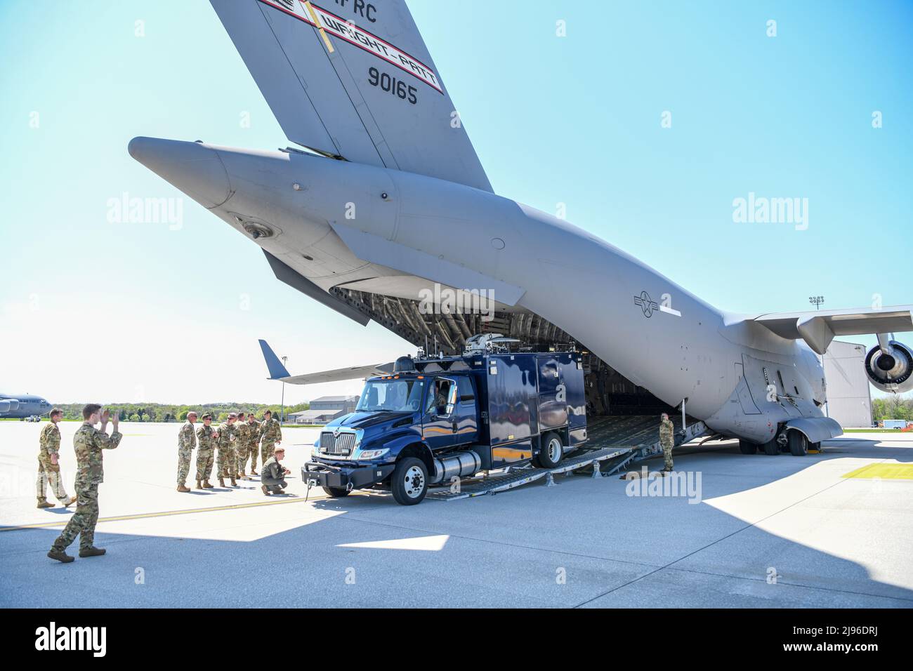 Mitglieder des 53. Civil Support Teams der Indiana National Guard, Indianapolis, und des 89. Airlift Squadron, Wright-Patterson AFB, Ohio, werden beim WPAFB, Ohio, am 2. Mai 2022, einem statischen Belastungstraining unterzogen, um Fahrzeuge ordnungsgemäß in C-17 Globemaster III zu laden. Sie luden eine Vielzahl von Schwerlastfahrzeugen und Ford F450s mit Anhängern in das Flugzeug. Stockfoto