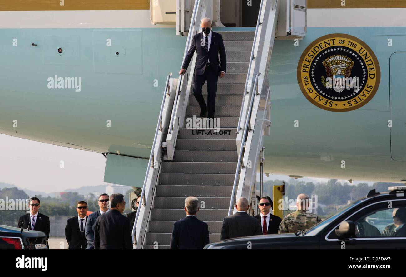 US-Präsident Joseph R. Biden trifft am 20. Mai 2022 auf dem Luftwaffenstützpunkt Osan in der Republik Korea ein. Präsident Biden wird mit dem Präsidenten der Republik Korea, Yoon Suk-yeol, sowie Geschäftsführern, Militärdienstmitgliedern und ihren Angehörigen aus der ROK und den USA zusammentreffen Während seines Aufenthalts in Korea wird Biden etwas mehr als eine Woche nach seiner Amtseinführung mit dem Präsidenten der ROK, Yoon Suk-yeol, sowie Geschäftsführern, Dienstmitgliedern und ihren Familien zusammentreffen. Dies ist Bidens erster Besuch in der Republik Korea als Präsident. (USA Foto der Armee von Staff Sgt. Kris Bonet) Stockfoto