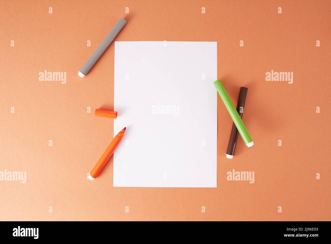 Bunte zurück zur Schule flach lag und Zwischenablage auf braunem Hintergrund Stockfoto