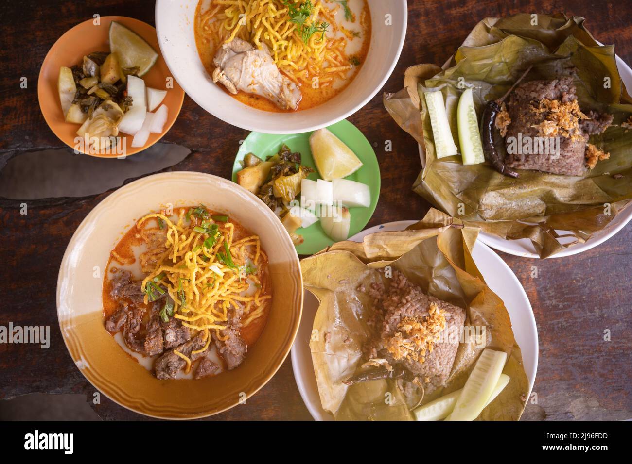 Eiernudel in Curry, Kao Soi, Kao Kan Jin, thailändische Nordgerichte. Stockfoto