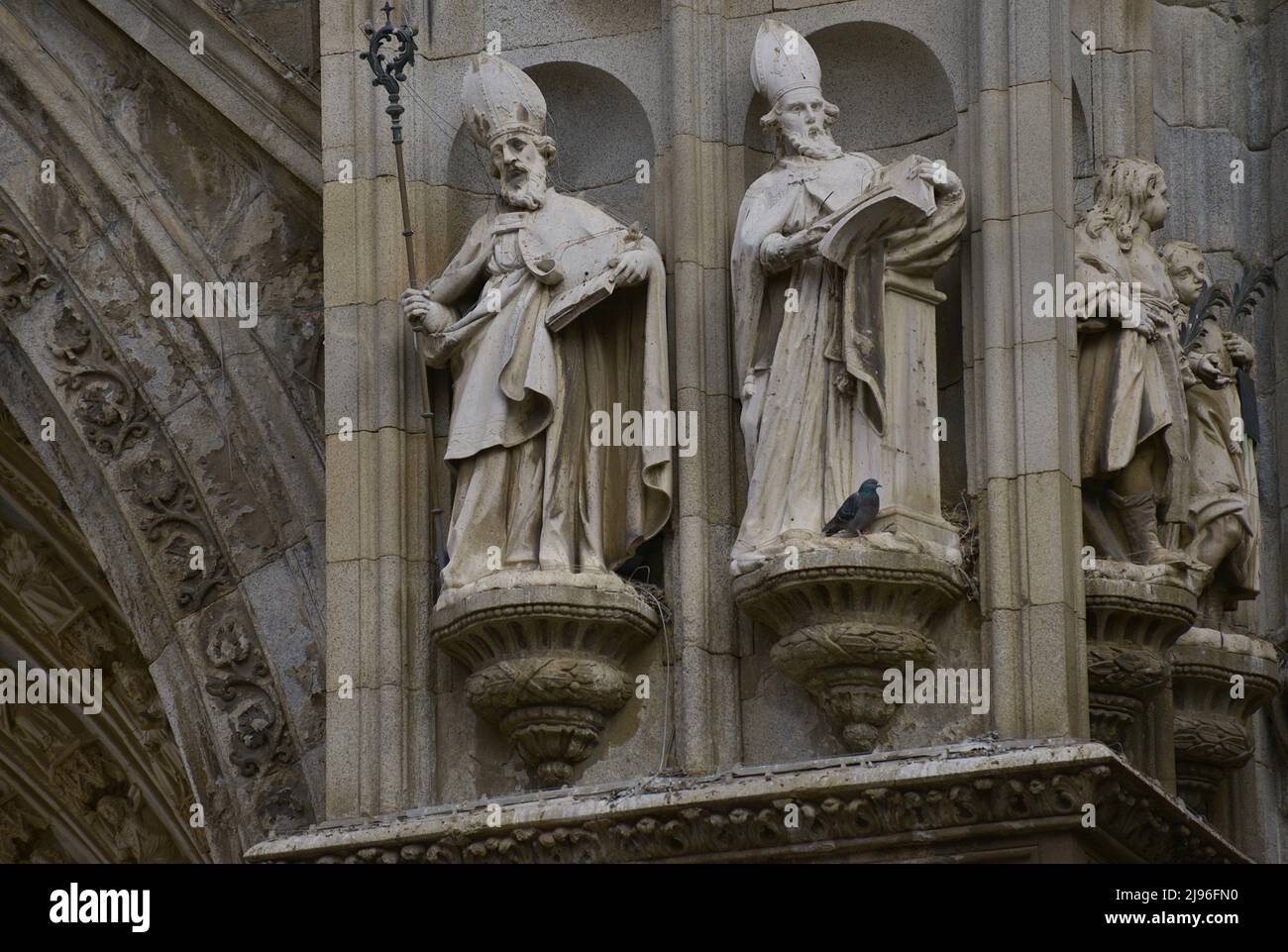 Spanien, Kastilien-La Mancha, Toledo. Kathedrale der Heiligen Maria. Erbaut im gotischen Stil zwischen 1227 und 1493. Skulpturen von Bischöfen und herausragenden Figuren an der Hauptfassade (auf einer Seite der Tür der Vergebung). Stockfoto