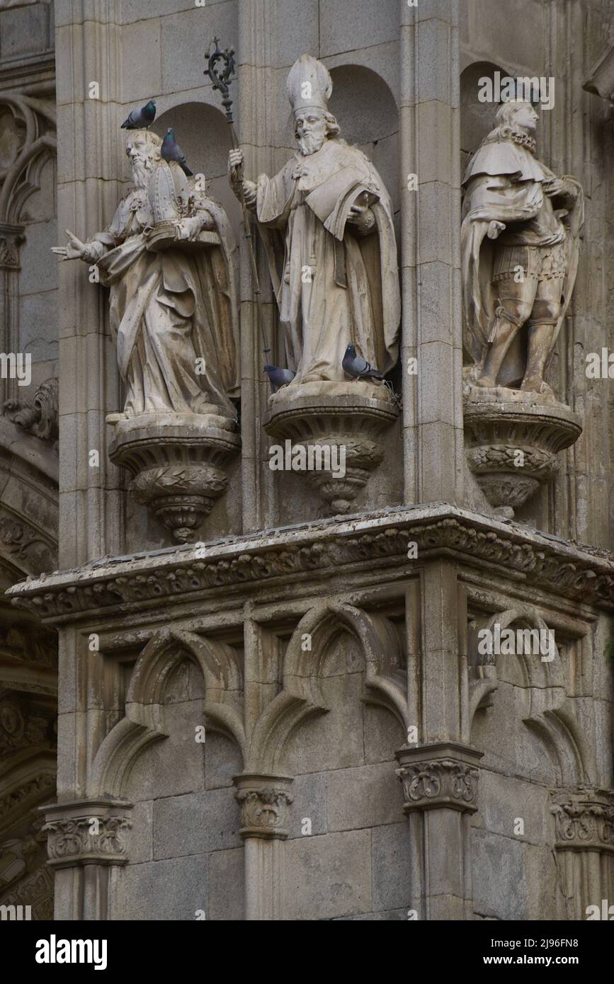 Spanien, Kastilien-La Mancha, Toledo. Kathedrale der Heiligen Maria. Erbaut im gotischen Stil zwischen 1227 und 1493. Skulpturen von Bischöfen und herausragenden Figuren an der Hauptfassade (auf einer Seite der Tür der Vergebung). Stockfoto