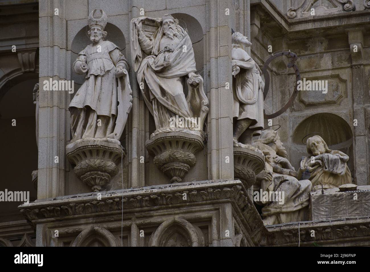 Spanien, Kastilien-La Mancha, Toledo. Kathedrale der Heiligen Maria. Erbaut im gotischen Stil zwischen 1227 und 1493. Skulpturen von Bischöfen und herausragenden Figuren an der Hauptfassade (auf einer Seite der Tür der Vergebung). Stockfoto