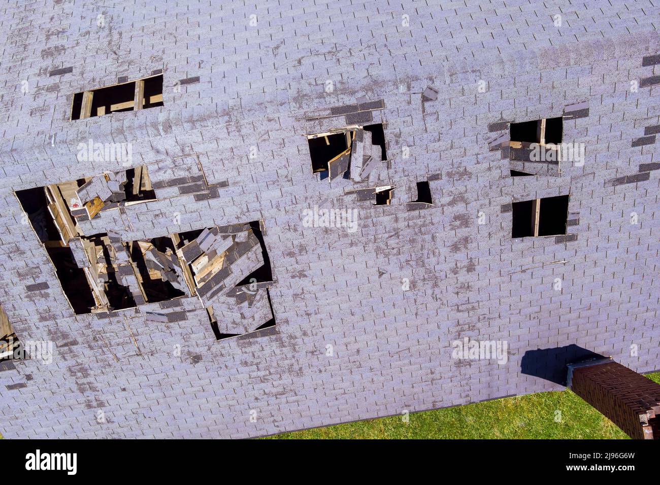 Kaputte Dachschindeln Haus in einem Dachloch aufgrund von Verfall Stockfoto