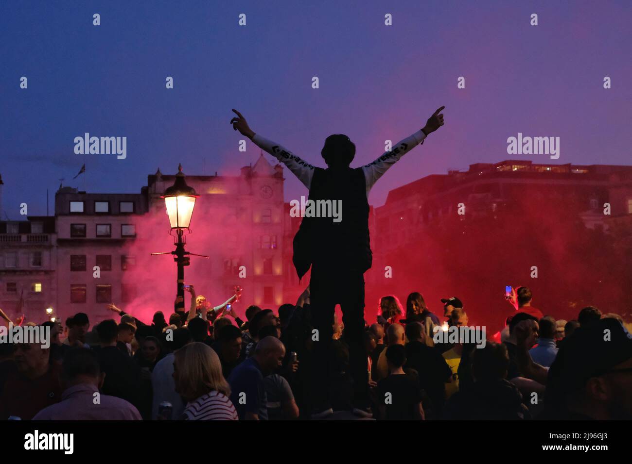 London, Großbritannien, 20.. Mai 2022. Tausende von skandierenden Fußballfans aus Sunderland versammelten sich am Trafalgar Square, wo sie rote Fackeln anzündeten, vor dem Play-off-Finale gegen Wycombe Wanderers am Samstagnachmittag. Es wird erwartet, dass rund 47.000 Sunderland-Fans an dem Spiel teilnehmen werden, bei dem sie, wenn sie gewinnen, zur Meisterschaft befördert werden. Kredit: Elfte Stunde Fotografie/Alamy Live Nachrichten Stockfoto