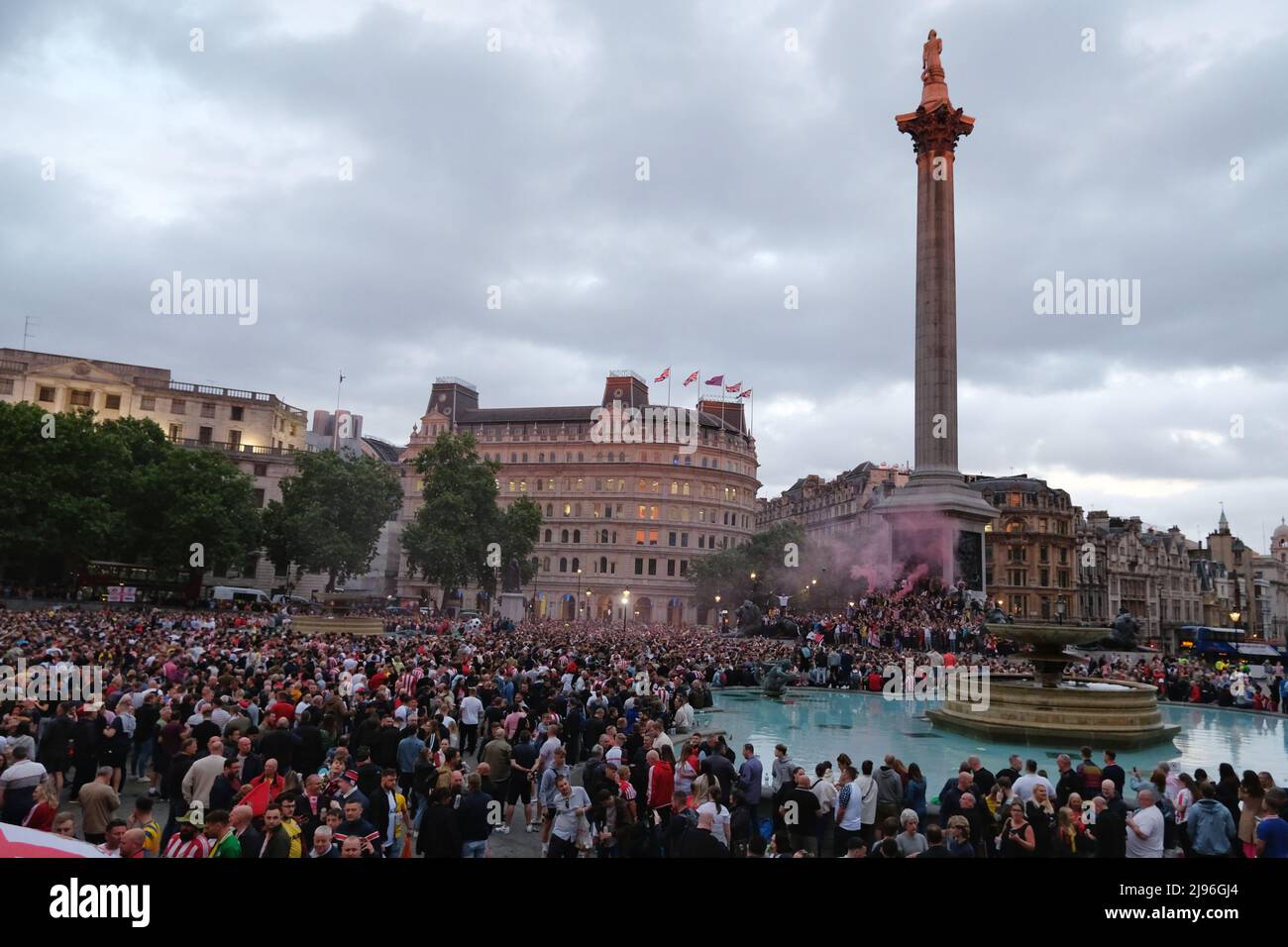 London, Großbritannien, 20.. Mai 2022. Tausende von skandierenden Fußballfans aus Sunderland versammelten sich am Trafalgar Square, wo sie rote Fackeln anzündeten, vor dem Play-off-Finale gegen Wycombe Wanderers am Samstagnachmittag. Es wird erwartet, dass rund 47.000 Sunderland-Fans an dem Spiel teilnehmen werden, bei dem sie, wenn sie gewinnen, zur Meisterschaft befördert werden. Kredit: Elfte Stunde Fotografie/Alamy Live Nachrichten Stockfoto