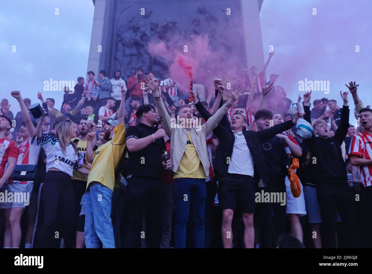 London, Großbritannien, 20.. Mai 2022. Tausende von skandierenden Fußballfans aus Sunderland versammelten sich am Trafalgar Square, wo sie rote Fackeln anzündeten, vor dem Play-off-Finale gegen Wycombe Wanderers am Samstagnachmittag. Es wird erwartet, dass rund 47.000 Sunderland-Fans an dem Spiel teilnehmen werden, bei dem sie, wenn sie gewinnen, zur Meisterschaft befördert werden. Kredit: Elfte Stunde Fotografie/Alamy Live Nachrichten Stockfoto