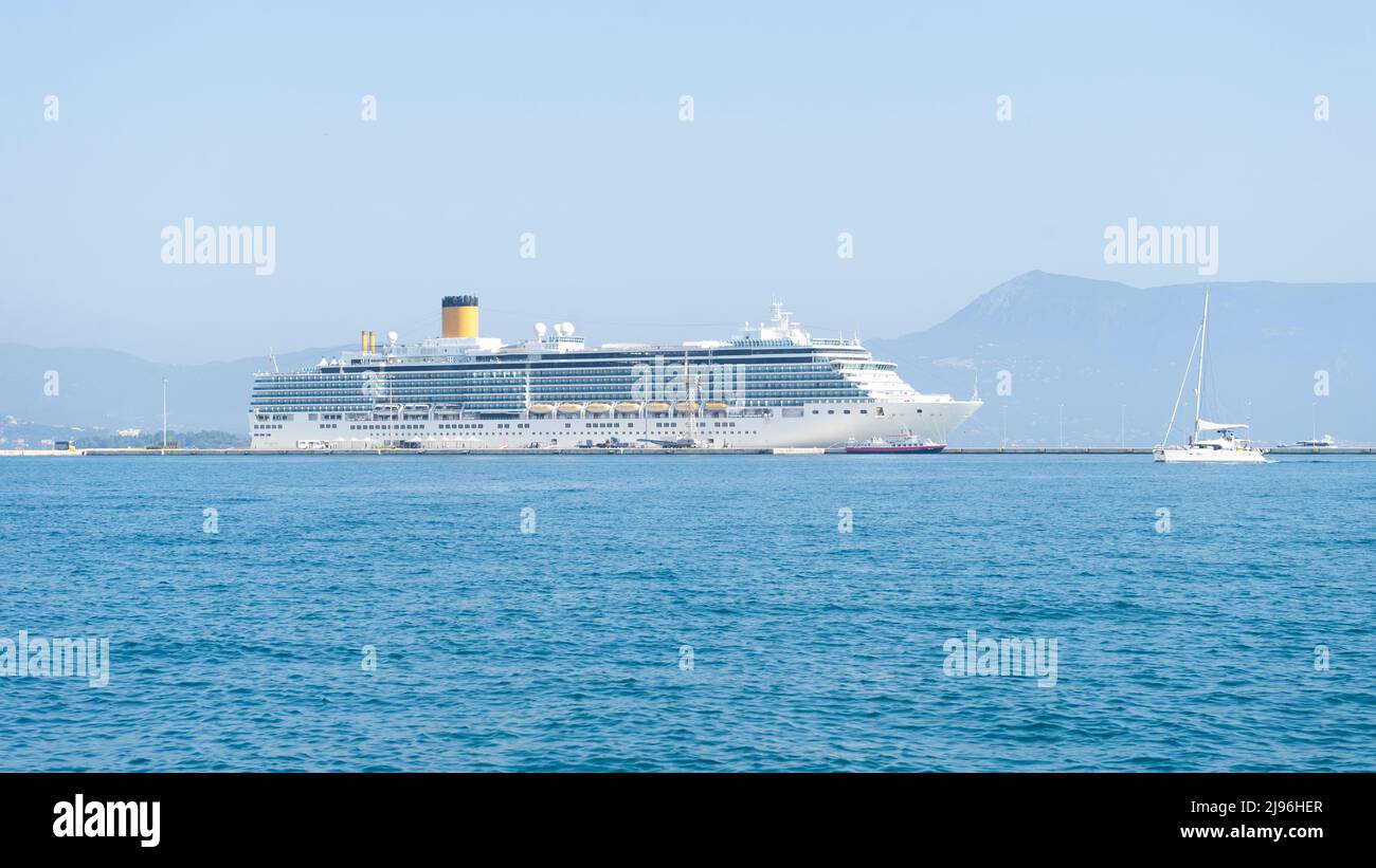 Im Sommer ein Schiff in einem mediterranen Hafen Stockfoto
