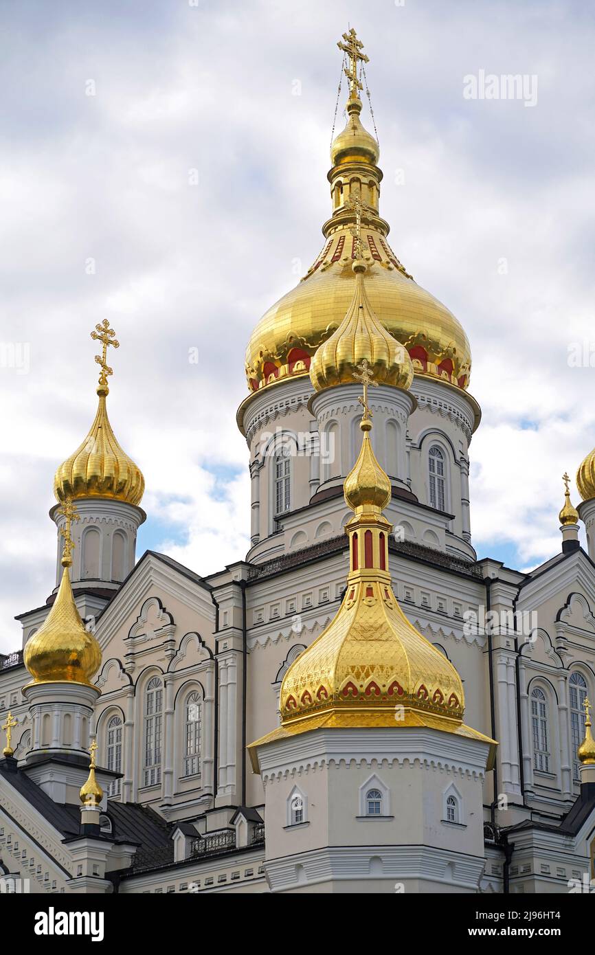 orthodoxe Kirche mit goldenen Kuppeln, Trinity-Kathedrale und Glockenturm in Pochaev Lavra Pochaiiv Lavra , Ukraine Stockfoto