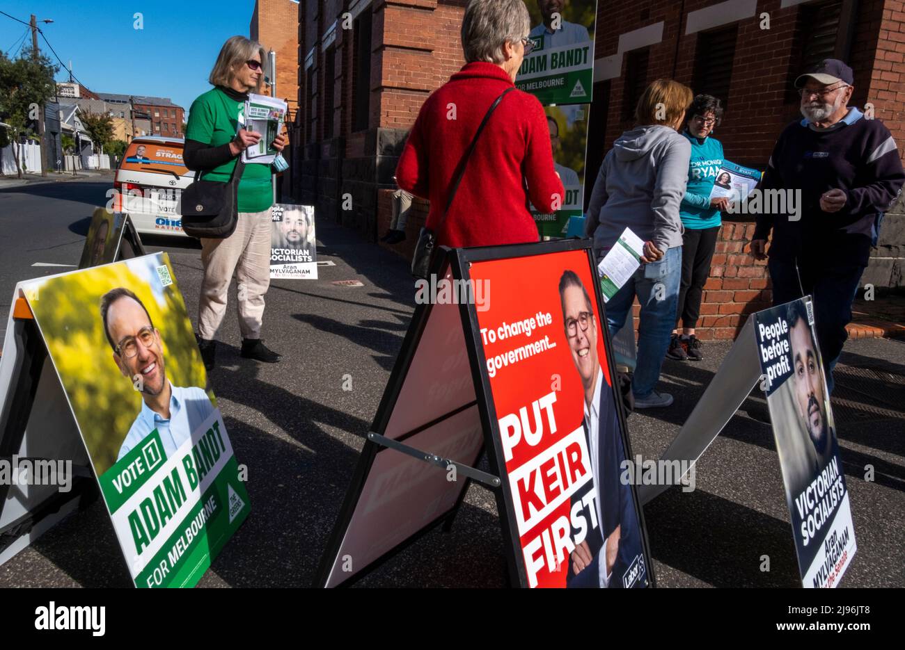 Eine Wahlstation in Collingwood, die für die australischen Bundestagswahlen 2022 tätig ist. Collingwood, Melbourne, Victoria, Australien. Stockfoto