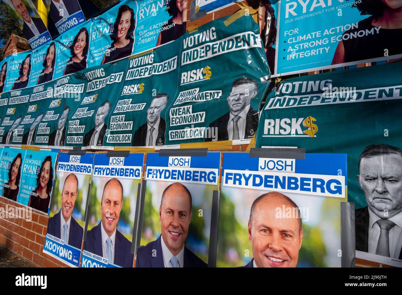 Während der australischen Bundestagswahlen 2022 ist ein Wahlstand mit Postern von Kandidaten bedeckt, darunter der Bundesschatzmeister Josh Frydenberg und eine Teal-Kandidatin, Doctor Monique Ryan. Deepdene, Melbourne, Victoria, Australien. Stockfoto