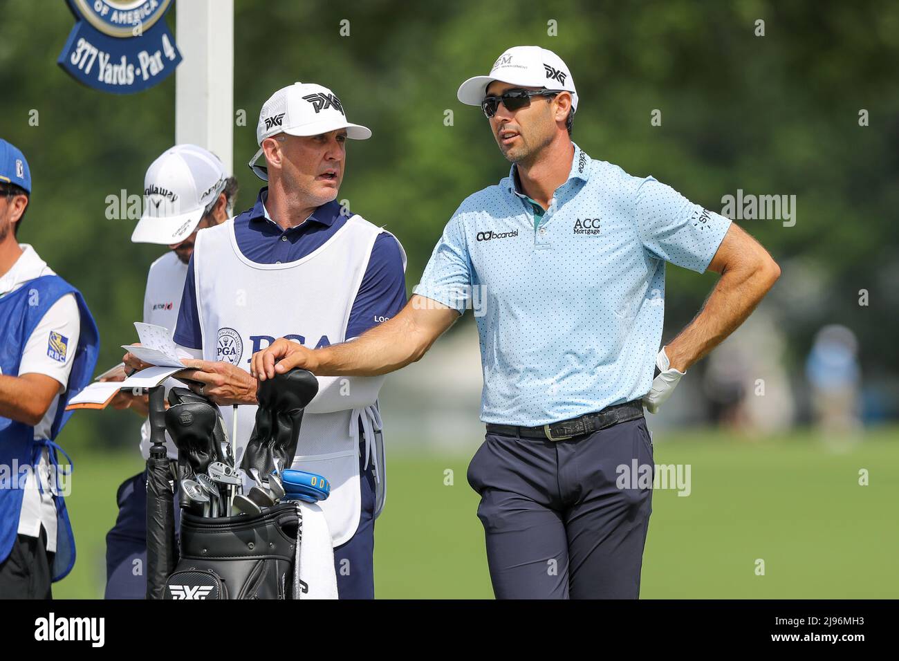 Tulsa, OK, USA. 20.. Mai 2022. Cameron Tringale gibt seinen Caddy beim zweiten Lauf der PGA Championship 2022 im Southern Hills Country Club in Tulsa, OK. Gray Siegel/Cal Sport Media/Alamy Live News Stockfoto