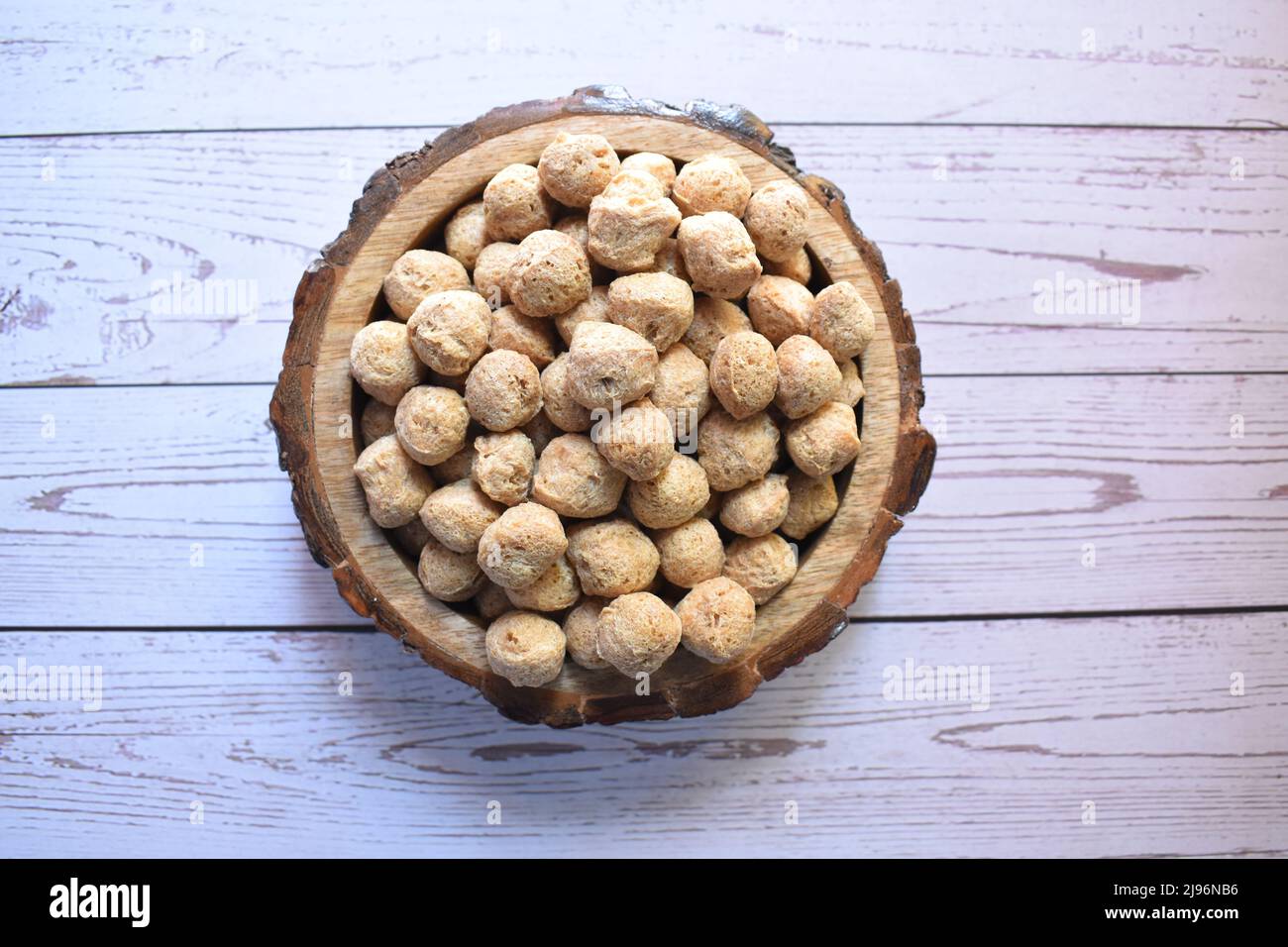 Rohes ganzes getrocknetes Soja-Chunk-strukturiertes pflanzliches Protein Stockfoto