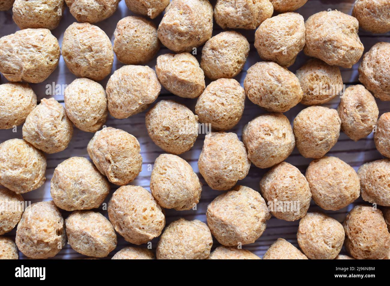 Rohes ganzes getrocknetes Soja-Chunk-strukturiertes pflanzliches Protein Stockfoto