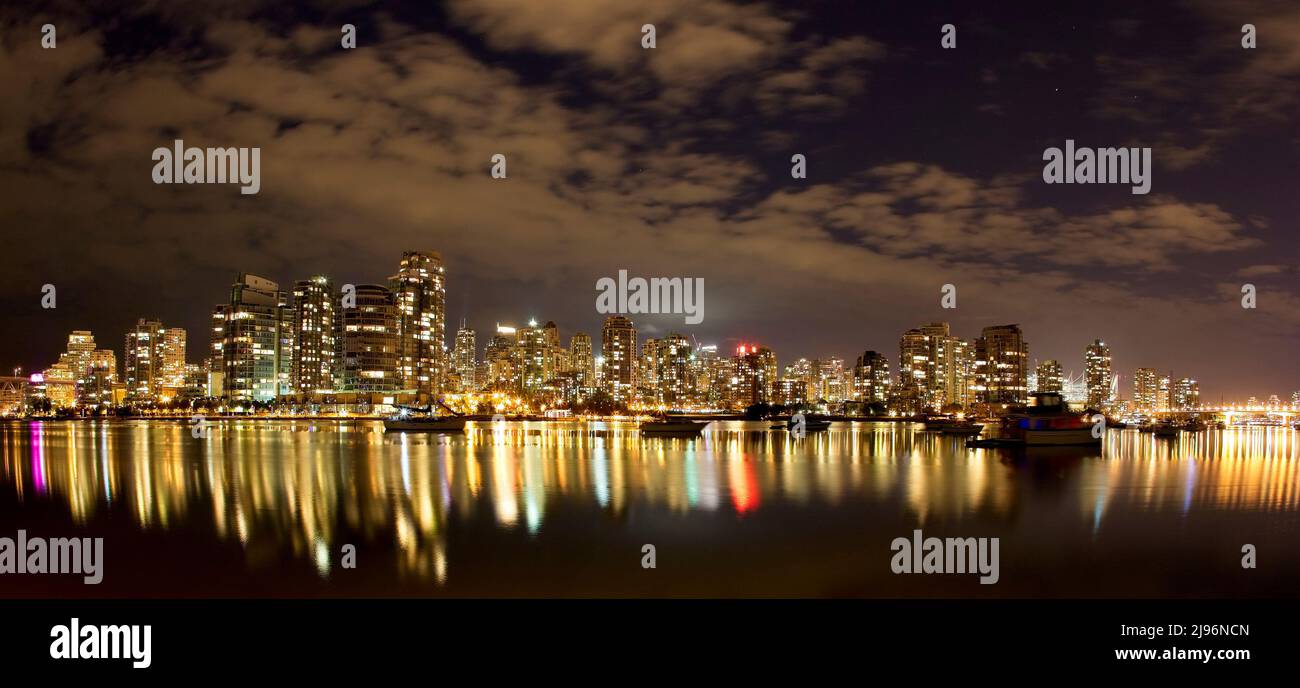 Vancouver, ein nächtliches Panorama über False Creek, British Colombia, Kanada. Stockfoto