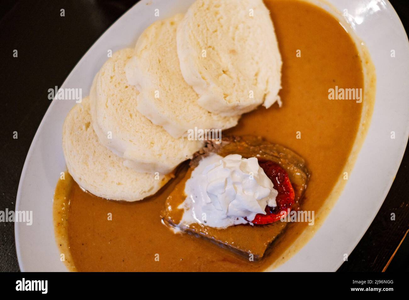 Klassischer Kartoffelknödel- und Rindereintopf in Cezky Krumlov Stockfoto