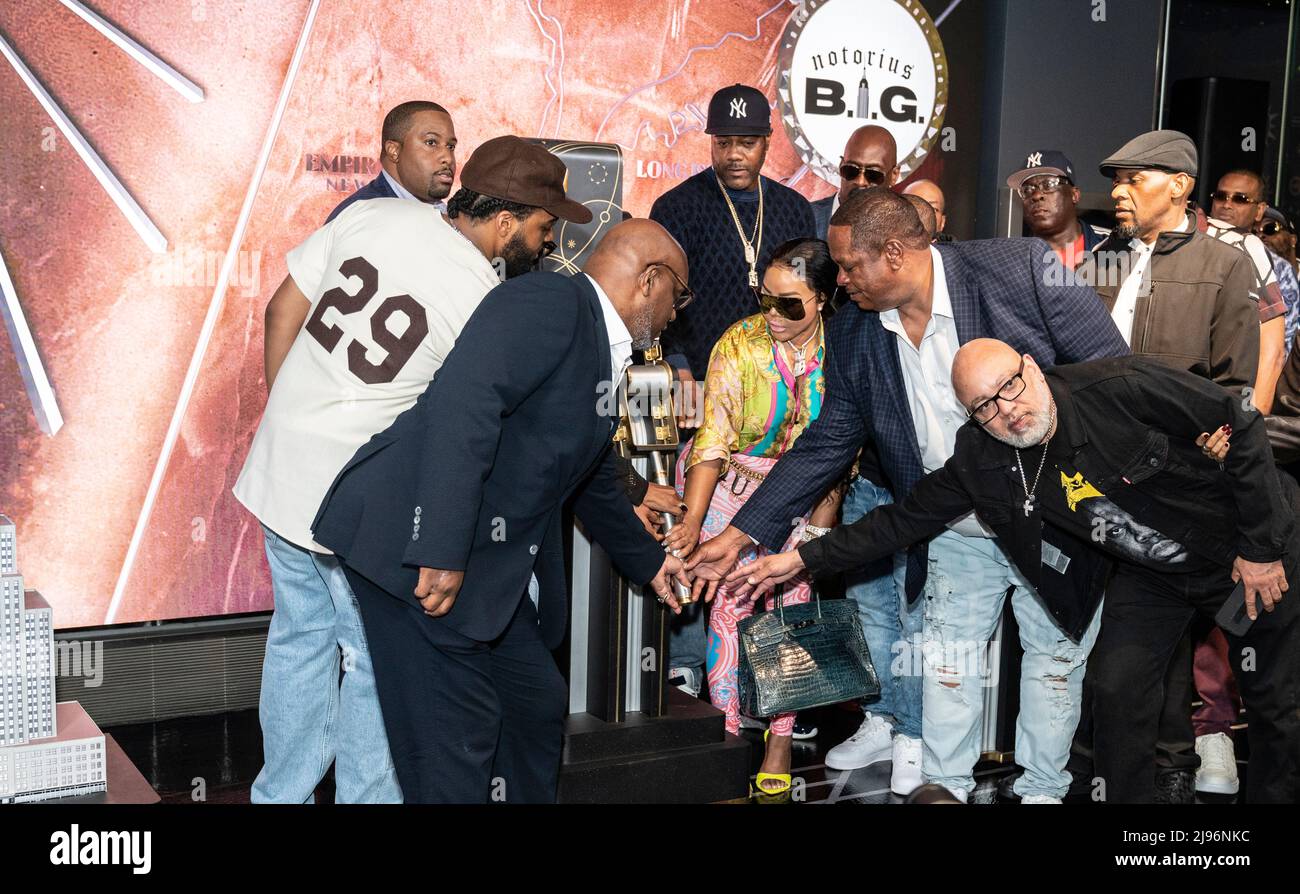 New York, NY - 20. Mai 2022: Freunde und Familienmitglieder besuchen das Empire State Building im Rahmen der Geburtstagsfeier 50. des berüchtigten B.I.G. Stockfoto