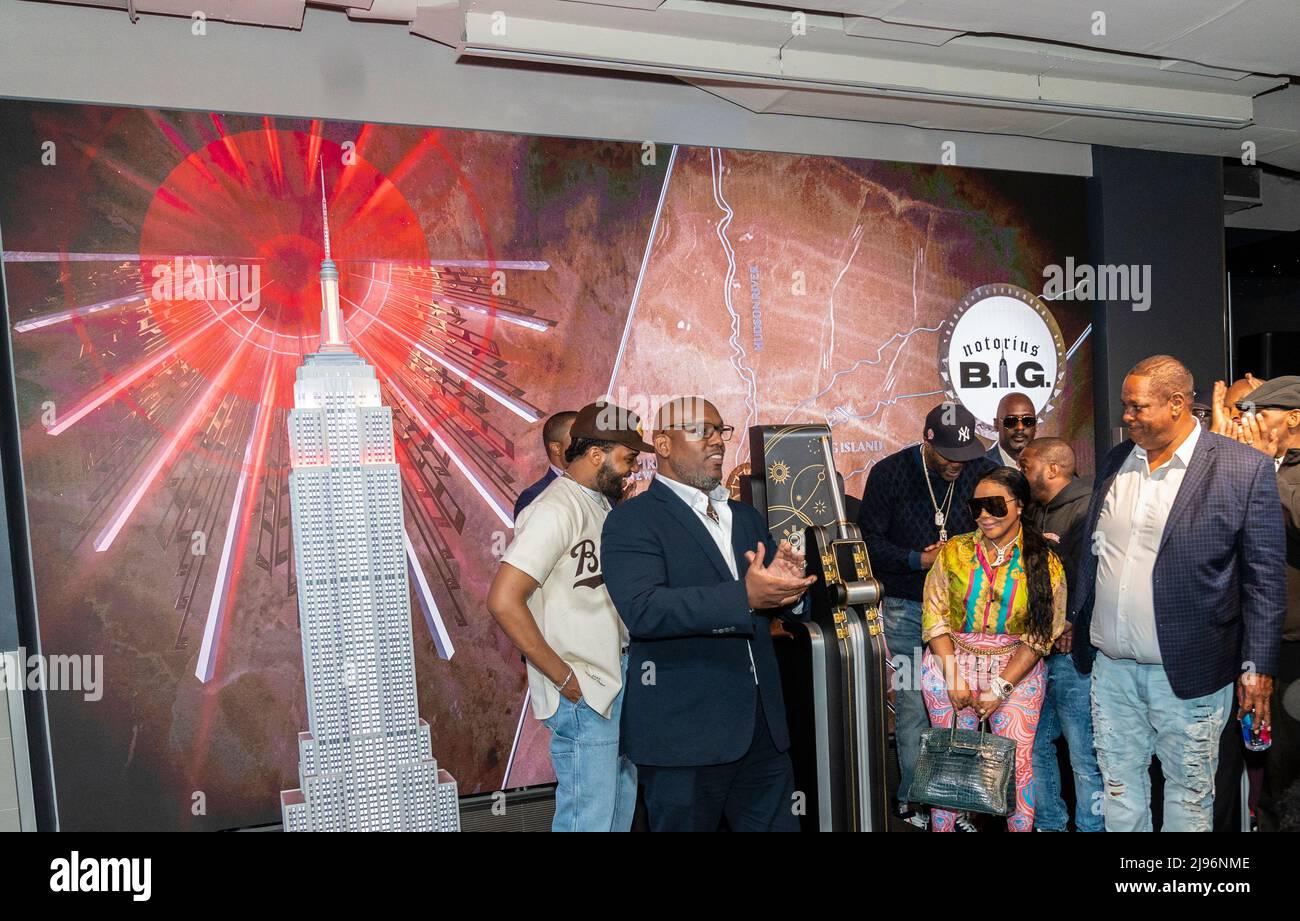 New York, NY - 20. Mai 2022: Freunde und Familienmitglieder besuchen das Empire State Building im Rahmen der Geburtstagsfeier 50. des berüchtigten B.I.G. Stockfoto
