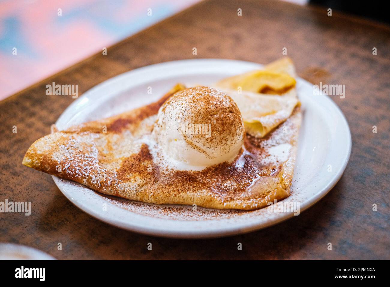 Apfelcrepes und Eis Stockfoto