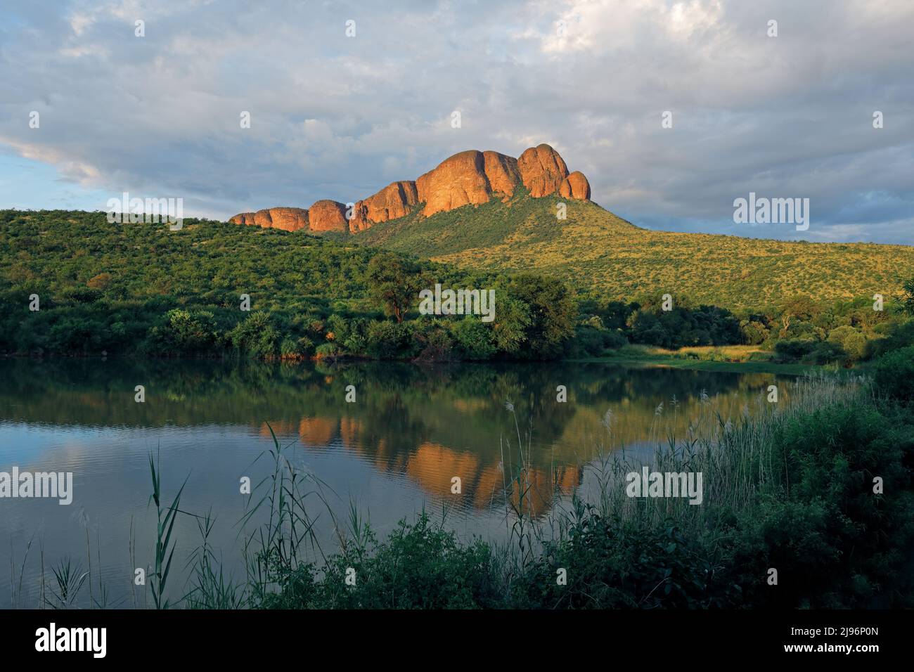 Malerische Berglandschaft mit Wasserspiegelung, Marakele-Nationalpark, Südafrika Stockfoto