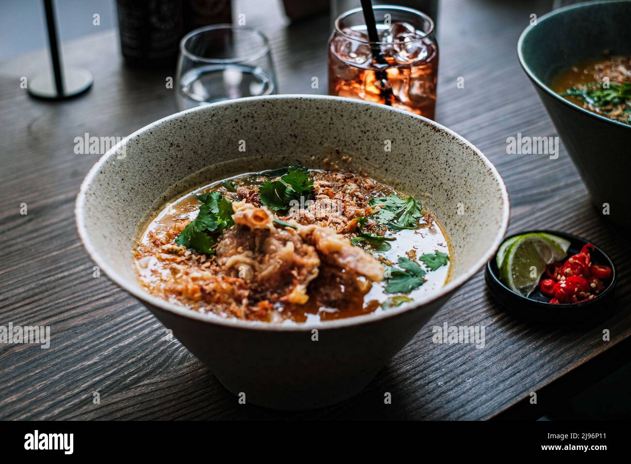 Udon-Limonenkrabbe mit weichen Muscheln Stockfoto