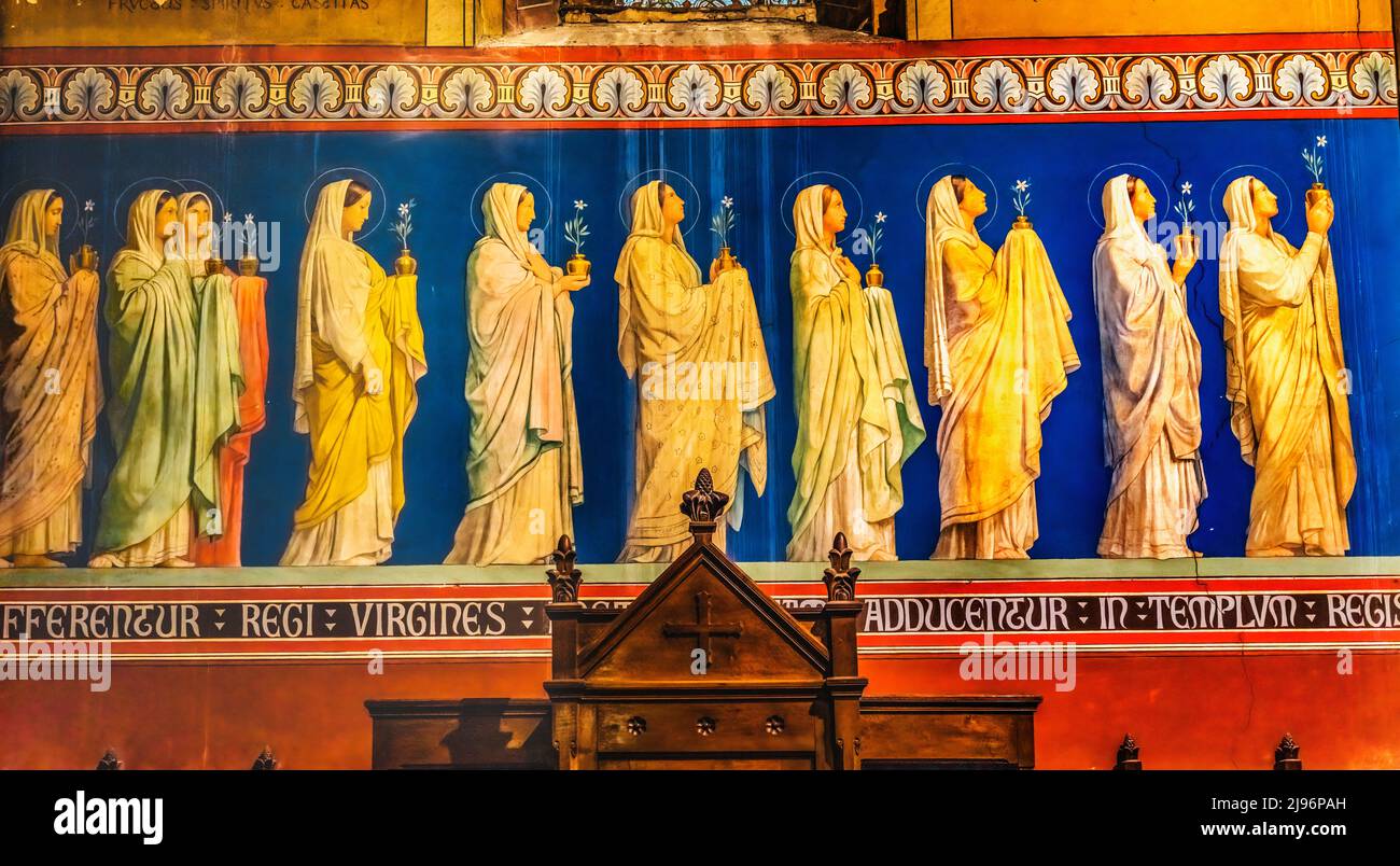 Weibliche Heilige Fresko Saint Paul Kirche Eglise Sainit Paul Nimes Gard Frankreich katholische Kirche eröffnet 1835 Stockfoto