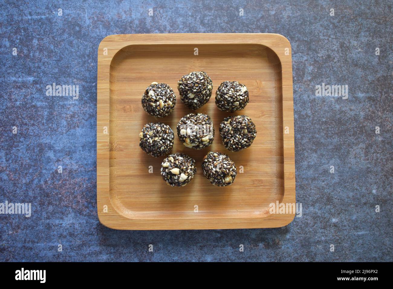 Til Laddu Indische traditionelle Süßigkeit aus schwarzen Sesam-Samen Stockfoto