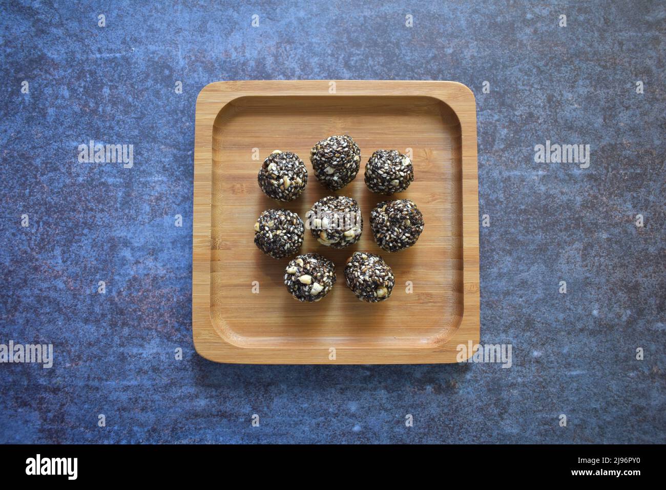 Til Laddu Indische traditionelle Süßigkeit aus schwarzen Sesam-Samen Stockfoto