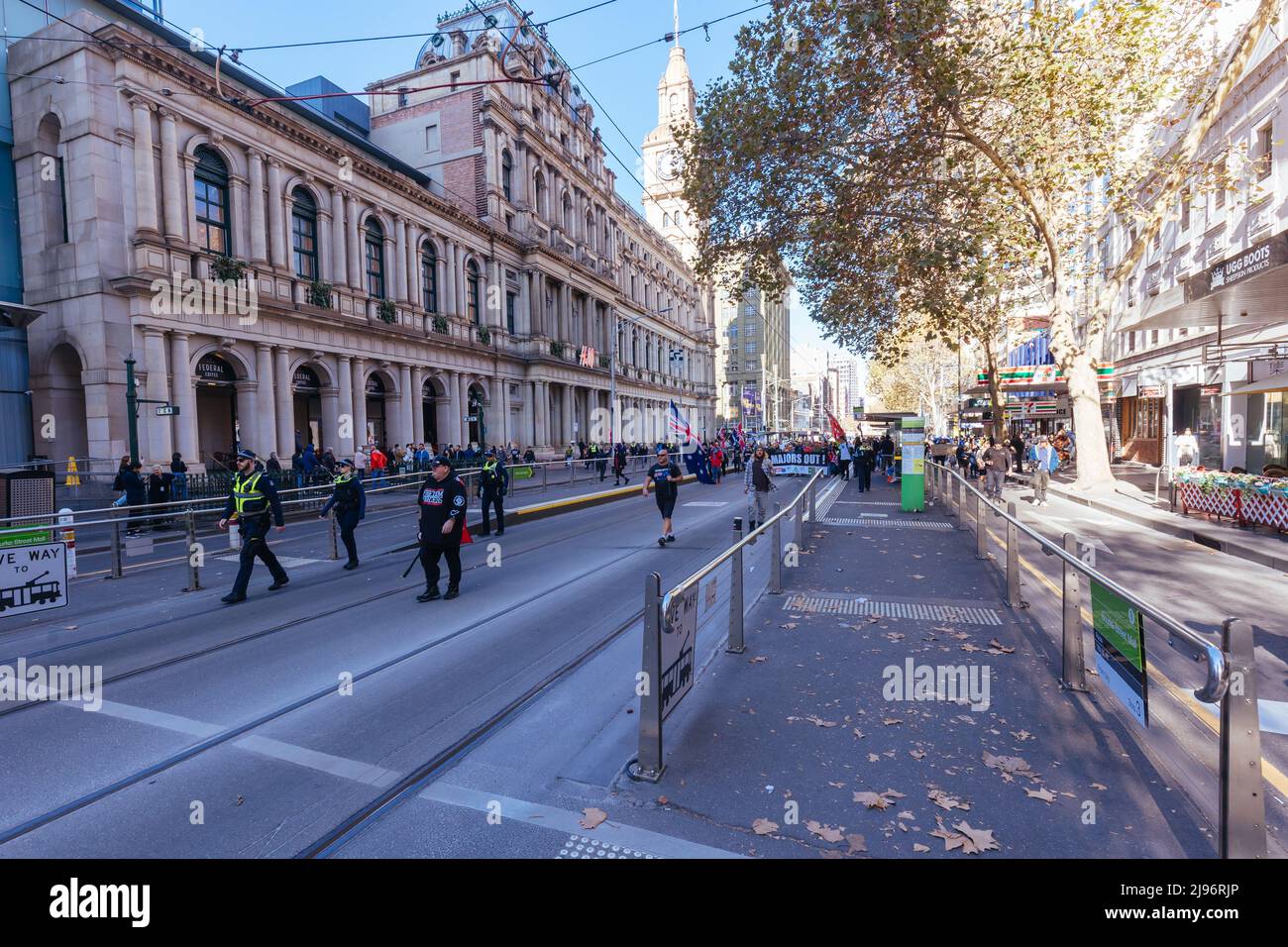 Melbourne, Australien. 21.. Mai 2022. 21. Mai 2022: MELBOURNE, AUSTRALIEN - 21. MAI 2022: Regierungsfeindliche Demonstranten lehnen am Wahltag, dem 21. Mai 2022, in Melbourne, Australien, Impfungen und COVID-Regeln ab. (Bild: © Chris Putnam/ZUMA Press Wire) Bild: ZUMA Press, Inc./Alamy Live News Stockfoto