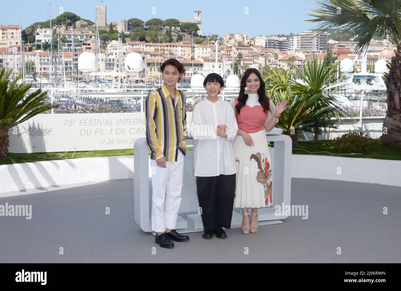 20. Mai 2022 75., CANNES, Frankreich: CANNES, FRANKREICH - 20. MAI: (L bis R) Hayato Isomura, die Regisseurin Chie Hayakawa und Stefanie Arianne nehmen am 20. Mai 2022 im Palais des Festivals in Cannes, Frankreich, am Fotocall von „Plan 75“ Teil. (Bild: © Frederick Injimbert/ZUMA Press Wire) Stockfoto