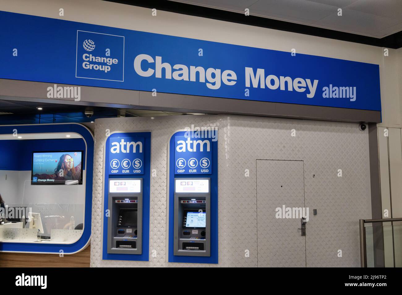 Flughafen Gatwick, Großbritannien - 3. Mai 2022; Wechselgeldkiosks und Geldautomaten der Change Group am Flughafen Gatwick Stockfoto