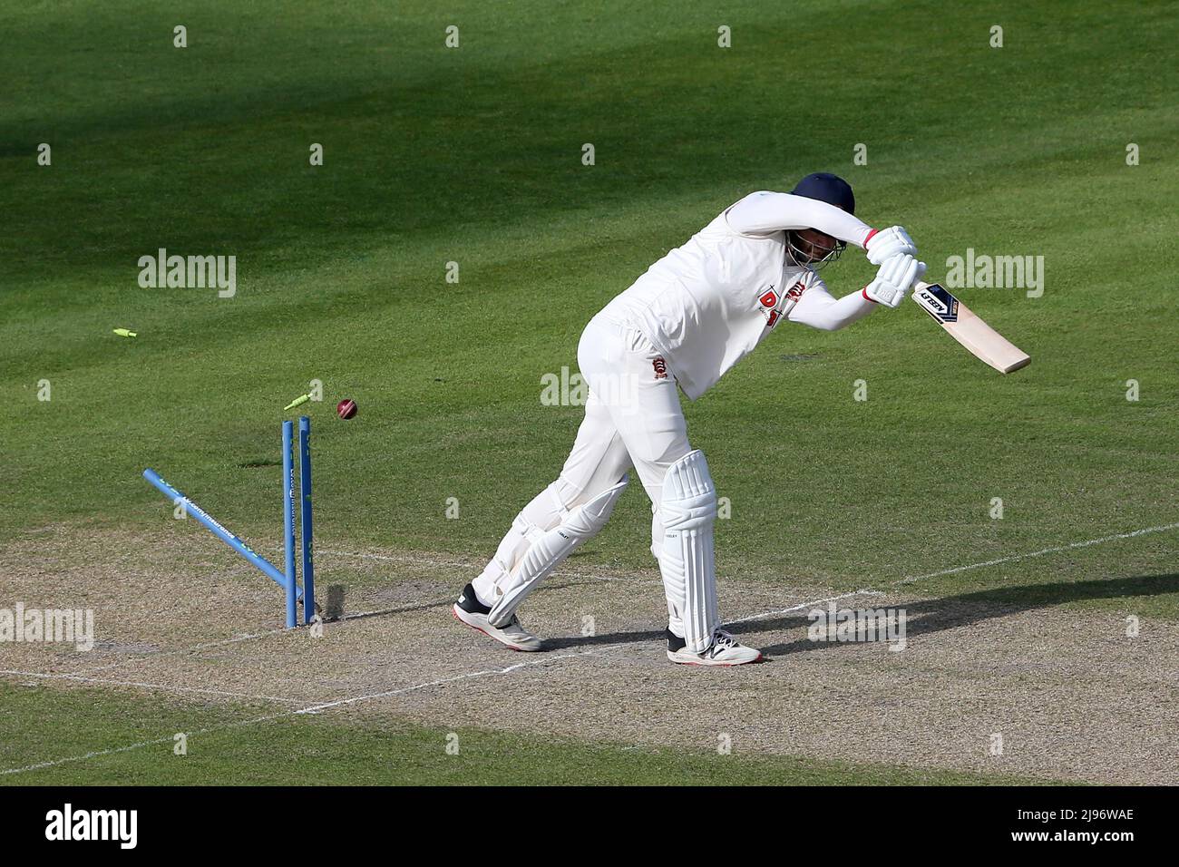 Paul Walter von Essex wird von Tom Bailey während des Lancashire CCC gegen Essex CCC, LV Insurance County Championship Division 1 Cricket bei Emirates O, herausgekillt Stockfoto