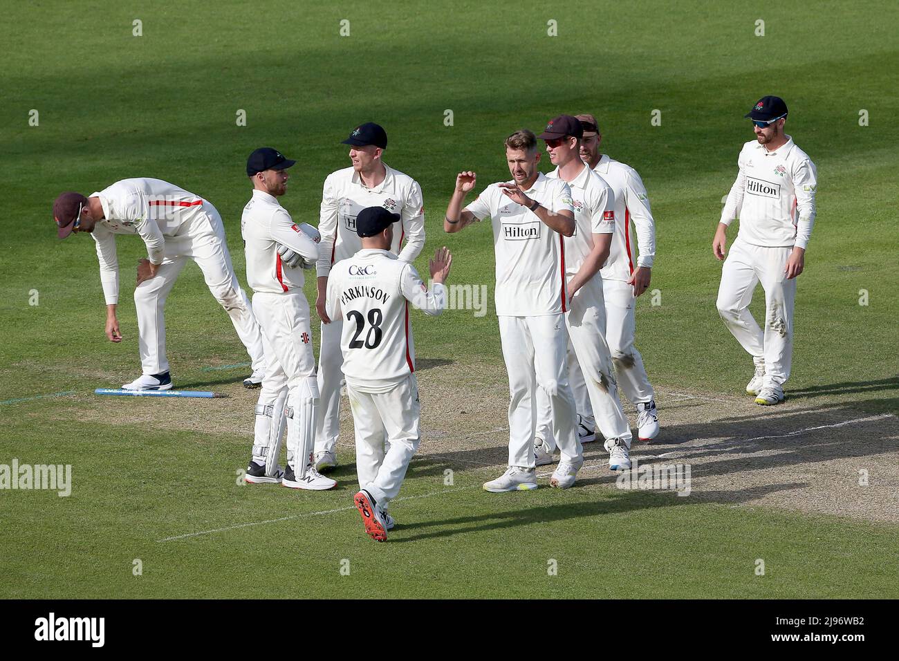 Tom Bailey aus Lancashire feiert mit seinen Teamkollegen, nachdem er während des Lancashire CCC gegen Essex CCC, LV Insurance County, das Wicket von Paul Walter genommen hatte Stockfoto