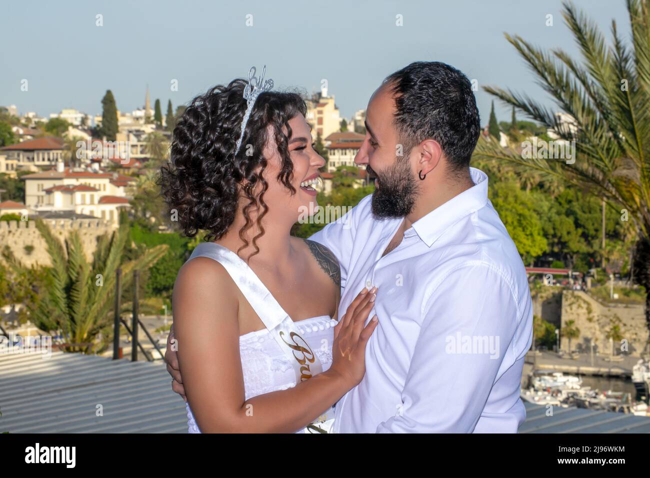 Glückliches Ehepaar, das sich ansieht, umarmt und lächelt Stockfoto