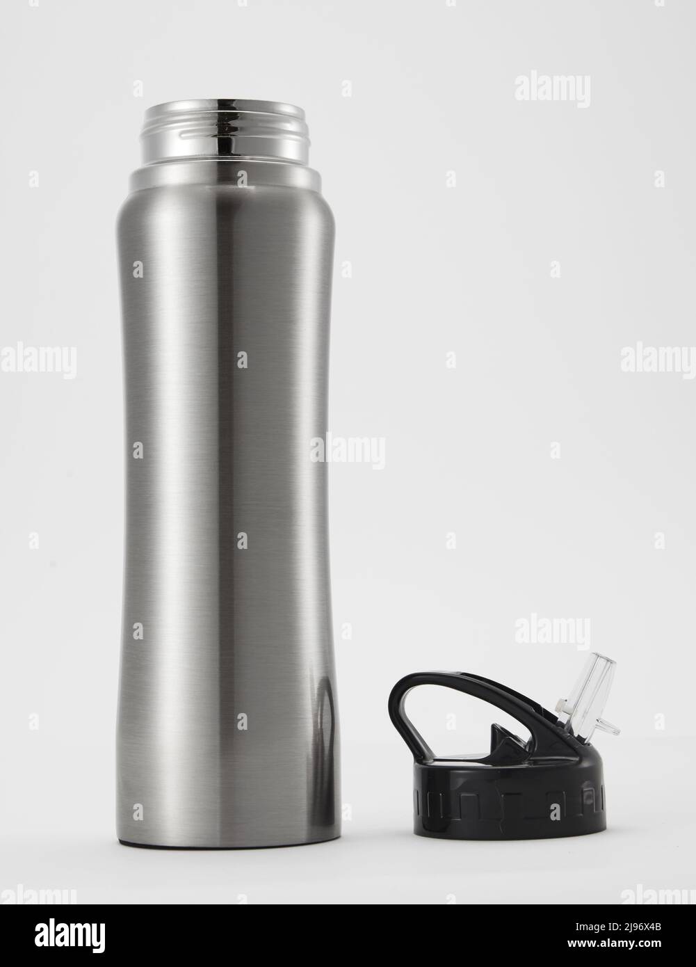 Lange graue Aluminium-Wasserflasche. Isoliert auf weißem Hintergrund. Stockfoto