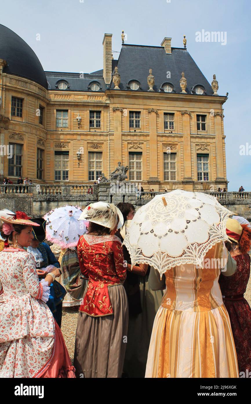 Frauen in historischen Kostümen versammeln sich auf dem Gelände des Chateau Vaux le Vicomte während des alljährlichen Grand Siècle Day des Schlosses, einer Freude des Cosplayer. Stockfoto