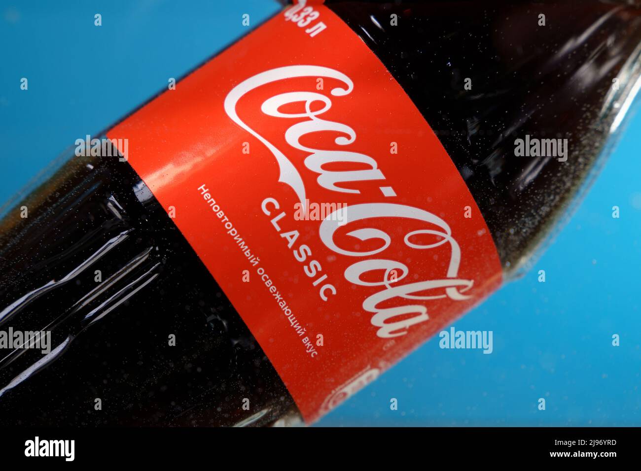 Tjumen, Russland-13. April 2022: Die klassische Coca-Cola-Dose mit Wassertropfen ist eines der beliebtesten Getränke der Welt. Stockfoto