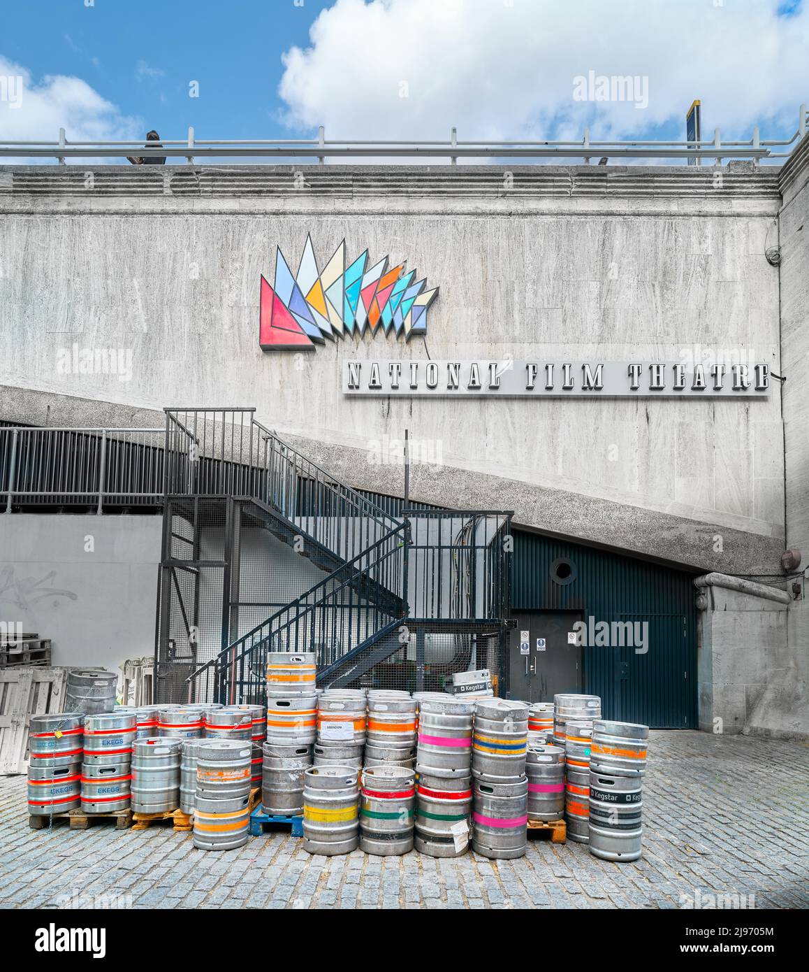 Leere Fass-Fässer mit Bier vor dem BFI (british Film Institute) National Film Theatre, South Bank, London, England. Stockfoto