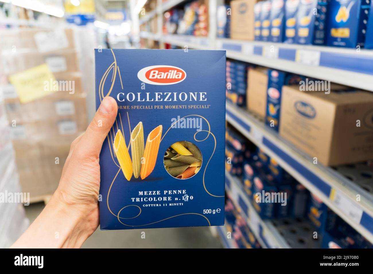 Tjumen, Russland-11. Mai 2022: Pasta Barilla collezione auf einem Supermarktregal. Die Barilla ist die weltweit führende Pasta-Maker Stockfoto