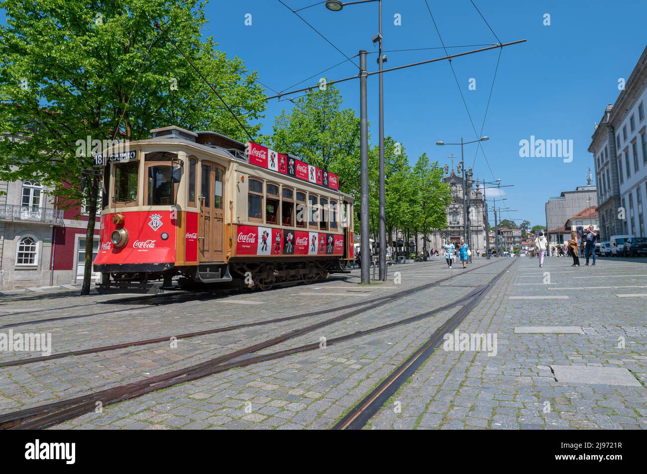 Porto, Portugal. 2022 Mai 5 . Alte Straßenbahn an der Haltestelle Carmo, Haltestelle Iglesia del Carmen, im Sommer 2022. Stockfoto